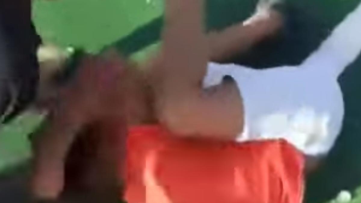 Imagini cu un puternic impact emoțional! Un copil de 11 ani a fost bătut crunt de doi băieți de 11 și 12 ani, pe un teren de fotbal din Teleorman