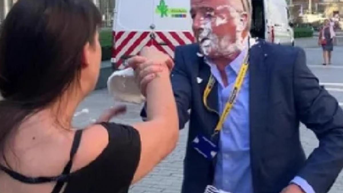 Șeful Ryanair, lovit în față cu plăcinte de protestatari