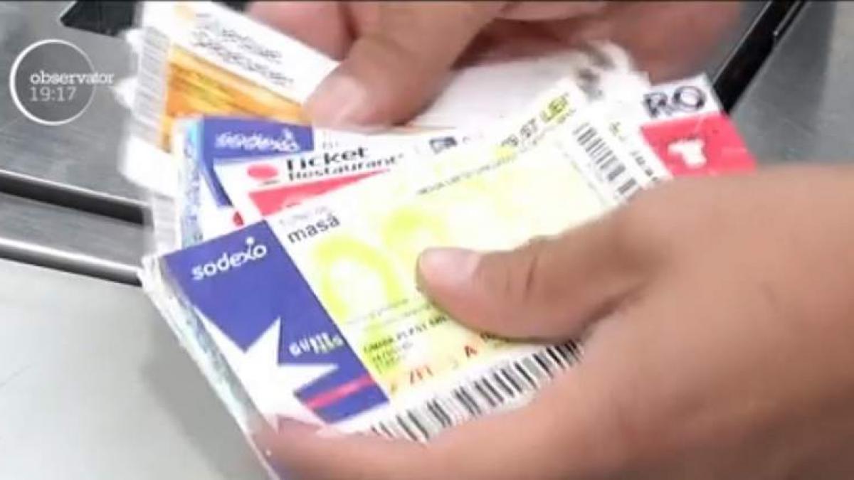 Emitenţii de tichete protestează împotriva intenţiei Guvernului de a da ajutoare sub formă de bani