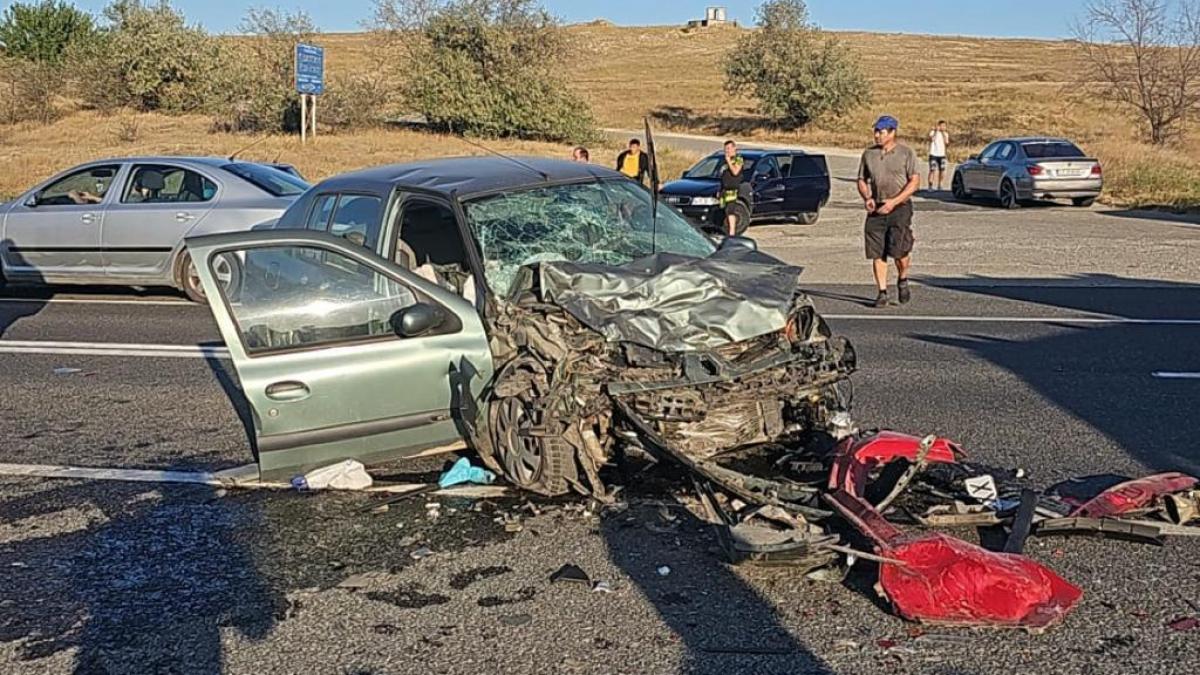 Tragedie pe DN 22 în județul Constanța. O femeie a murit, iar patru persoane au ajuns la spital 