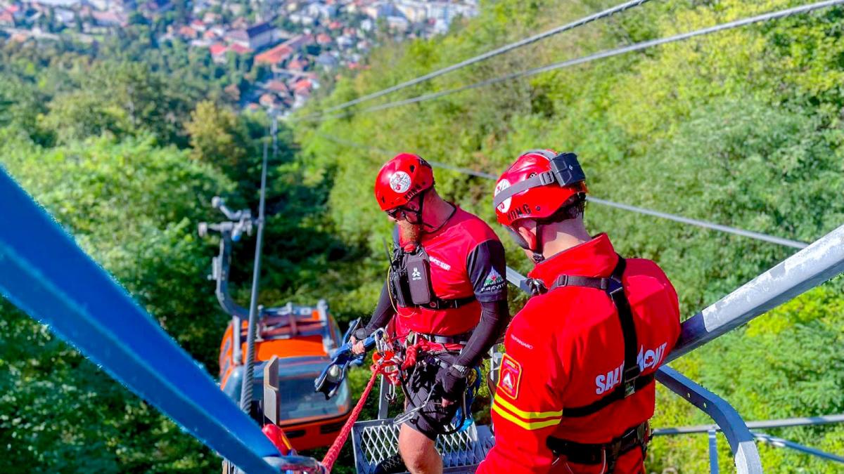 Incident pe munte. O persoană a suferit un AVC. Salvamontiștii intervin de urgență