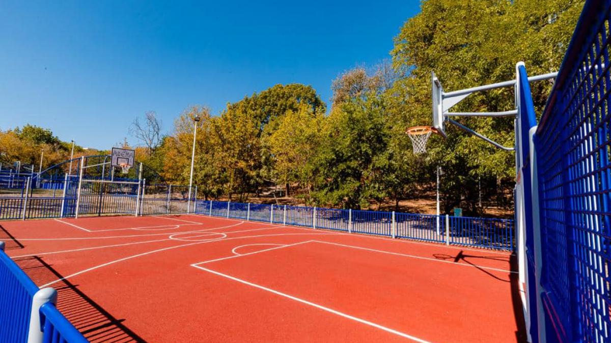 Terenurile de sport din mai multe parcuri ale Capitalei au fost reparate