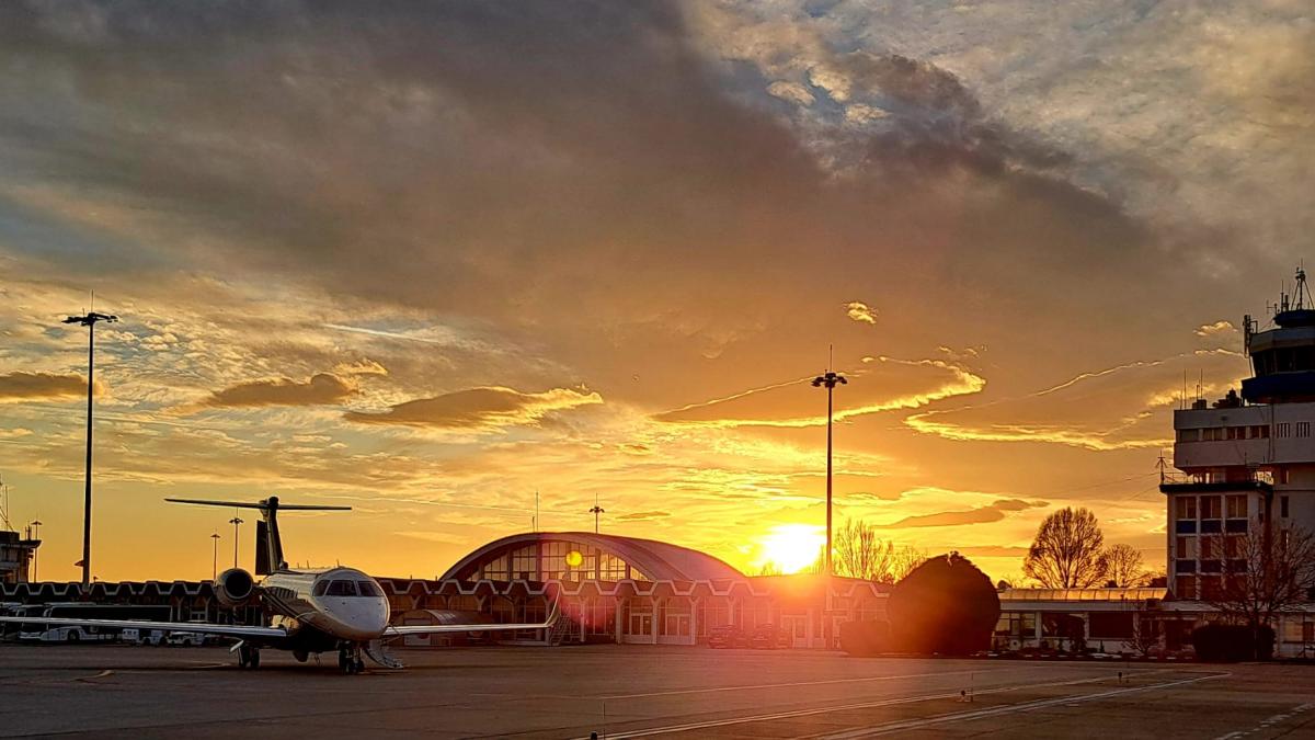 Incident pe Aeroportul Internațional „Mihail Kogălniceanu” Constanța. O aeronavă a rămas fără trenul de aterizare   