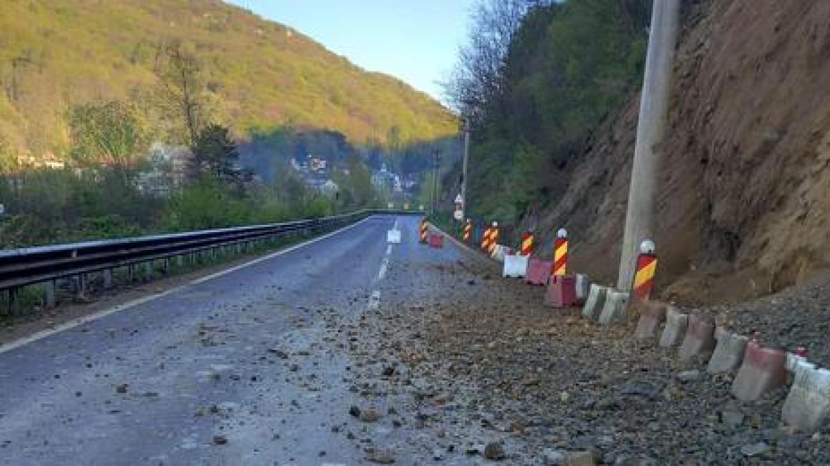 Căderi de pietre în Defileul Jiului. Circulația mașinilor este blocată