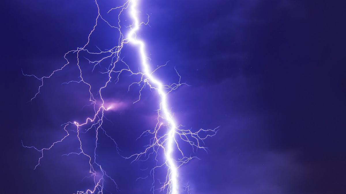 Avertizare meteo de furtuni şi ploi în cinci județe