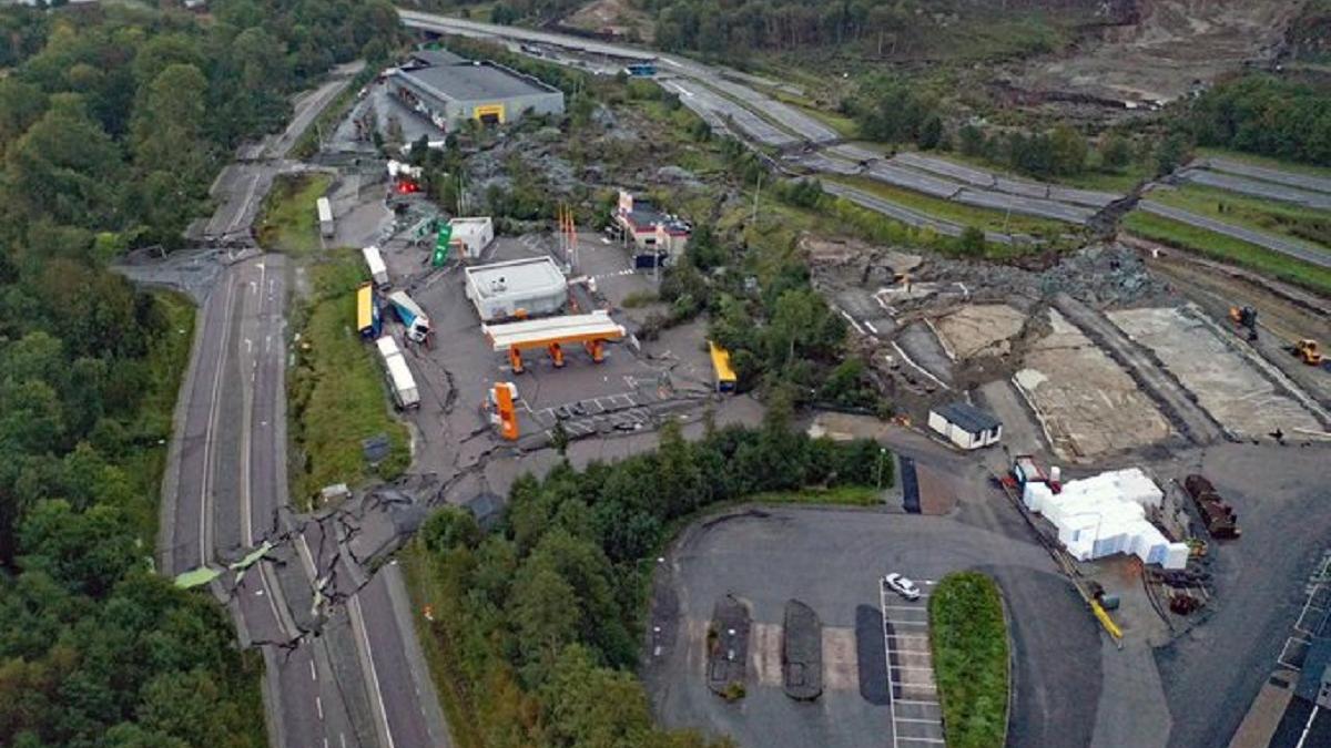 Groapă uriașă pe autostradă - capcană pentru suedezi 