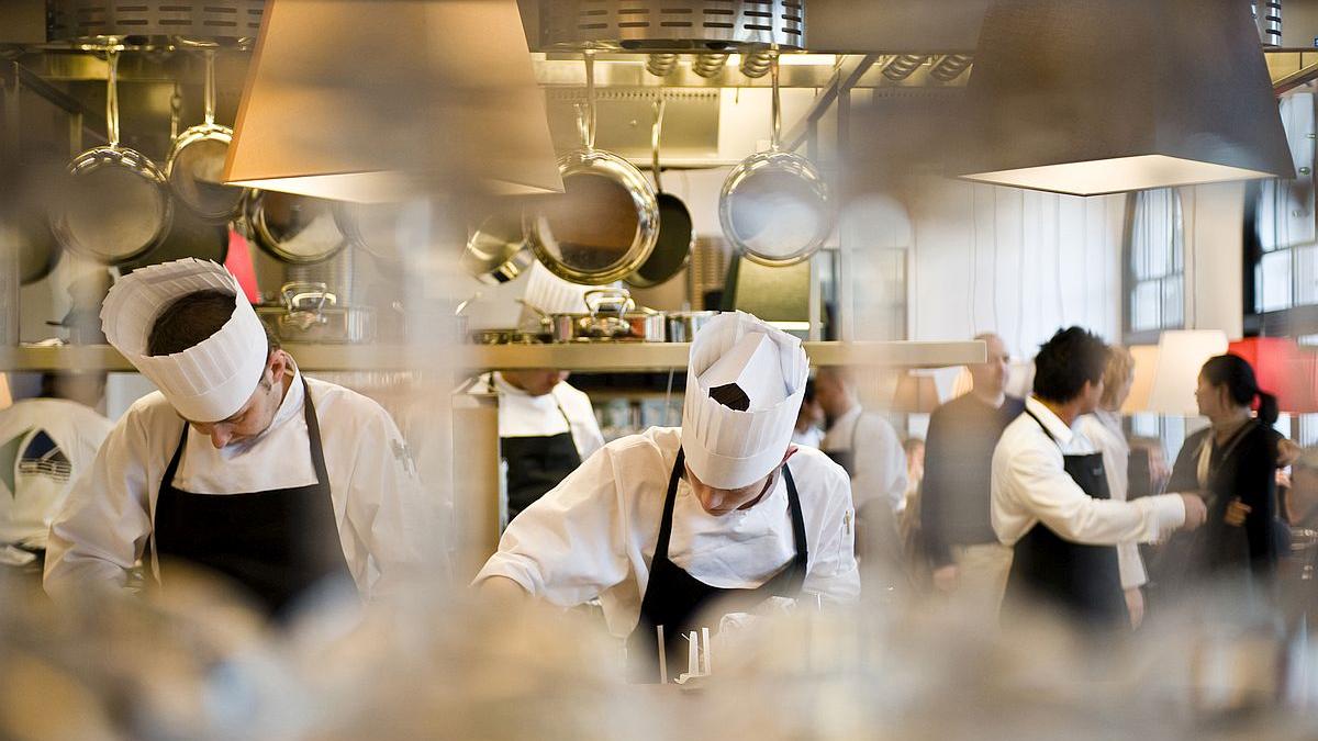 Costul angajatorilor cu forţa de muncă a crescut. Sectoarele HoReCa şi comerţ se luptă din greu să păstreze la lucru salariaţii