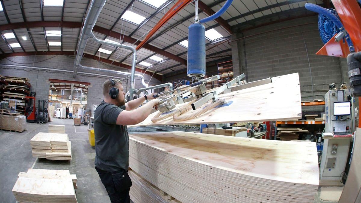 Afacerile din industria lemnului și-au accentuat picajul în 2023 