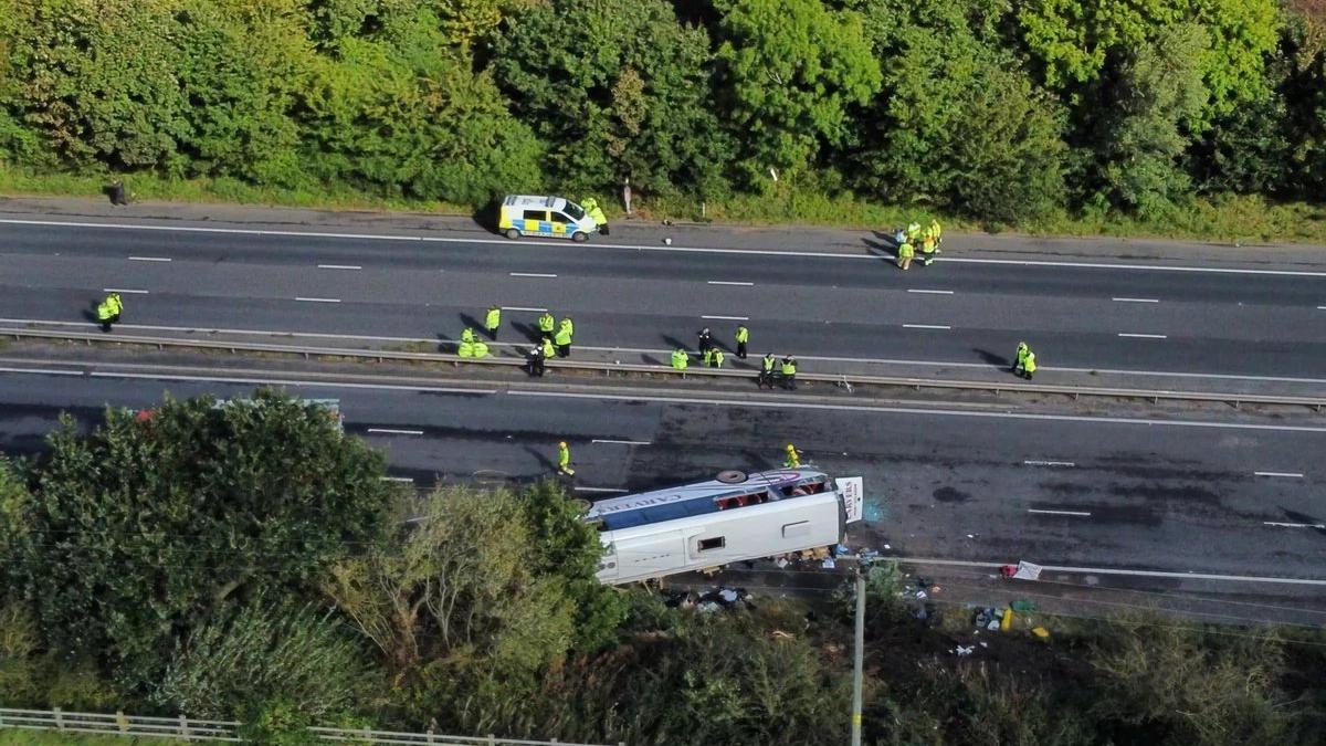 O fată de 14 ani și șoferul au murit după ce un autobuz școlar s-a răsturnat pe autostradă