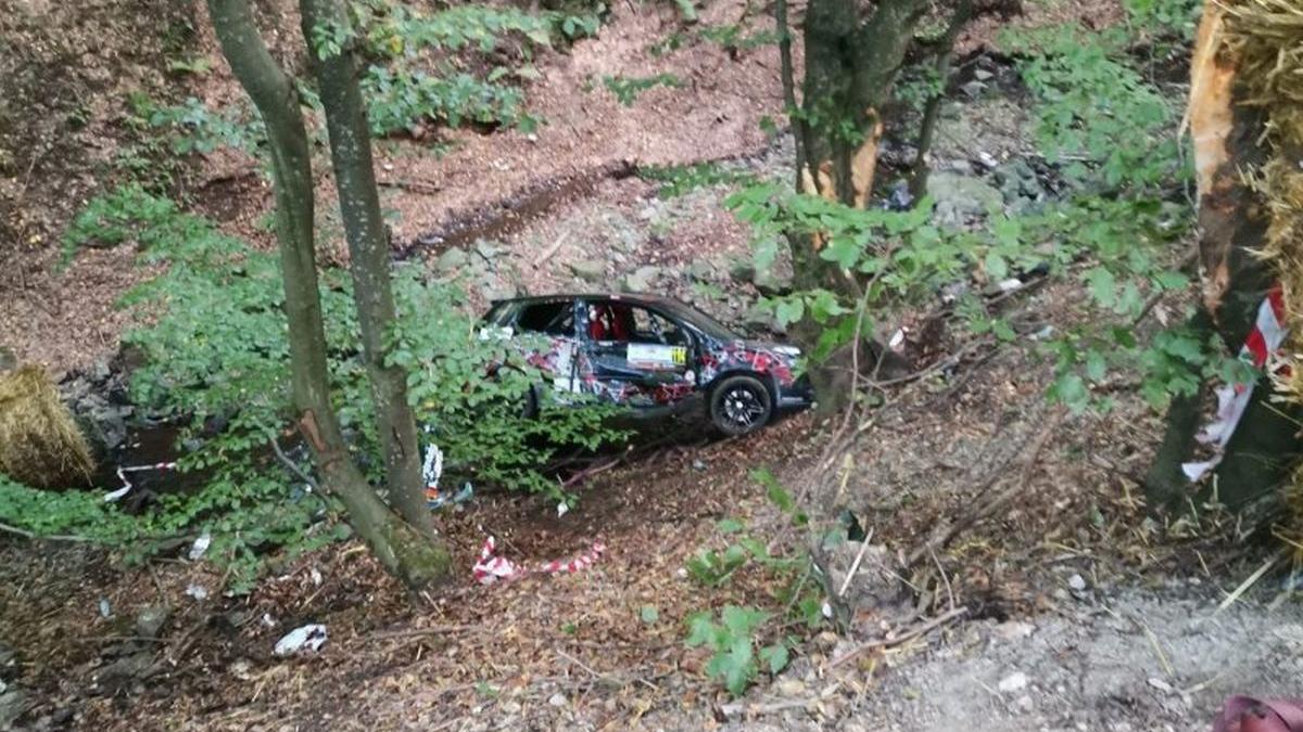 Accident la Raliul Clujului. O mașină a căzut într-o râpă. Pilotul și copilotul, transportați la spital