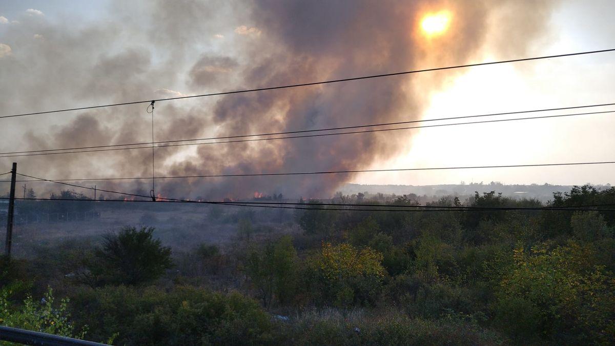 Zece autospeciale ale pompierilor intervin pentru stingerea incendiului din Buftea