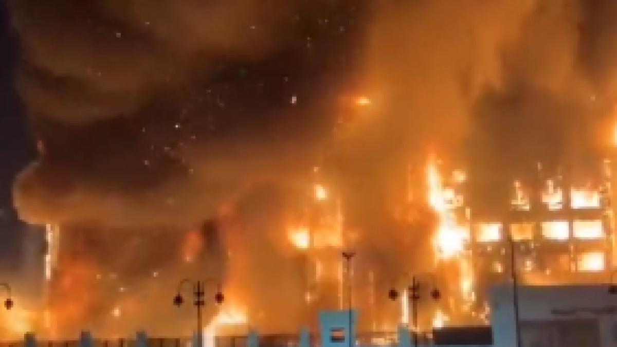 Incendiu uriaș la sediul poliției din orașul egiptean Ismailia. Fațada clădirii s-a prăbușit
