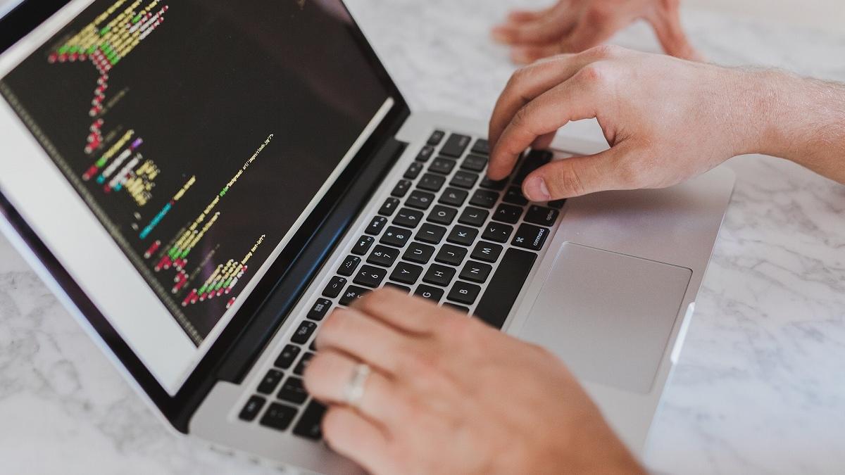 100.000 de români vor beneficia de dezvoltarea competențelor digitale. Investiție de 17 mil euro