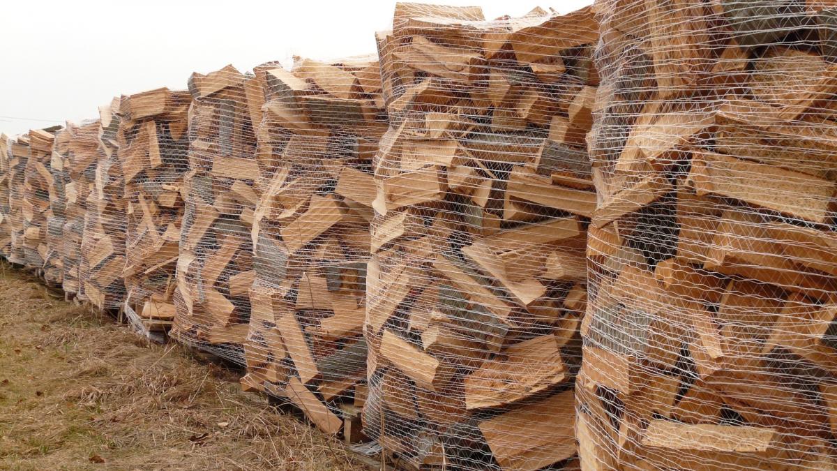 Lemnele de foc s-au scumpit! La iarnă românii vor plăti mai mult pentru căldură