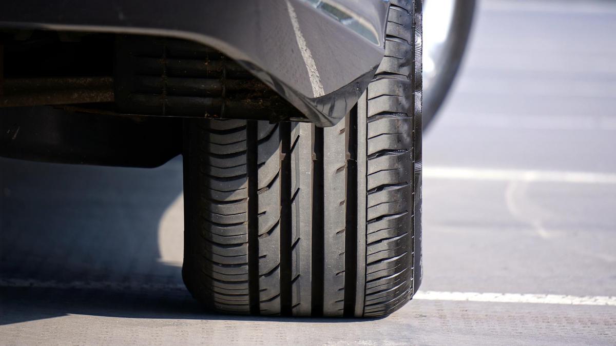 Incident în Calafat. Un tânăr a înțepat cauciucurile a 21 de mașini