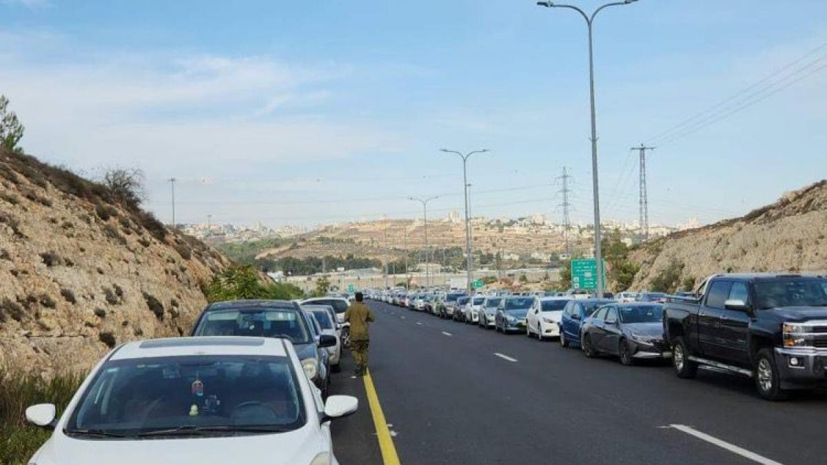 Români cu sufletul la gură în Israel. Nimic nu mai este sigur. Magazinele sunt închise