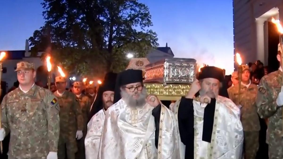 procesiune sfanta parascheva mii pelerini insotit racla moaste strazi iasi