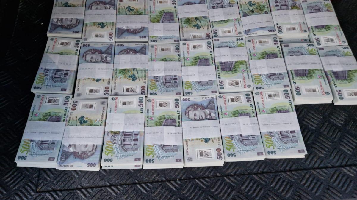 Trei polițiști reținuți pentru luare de mită