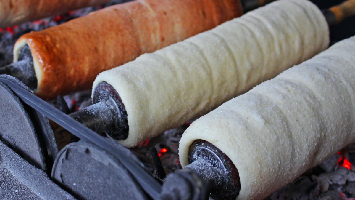 Kürtőskalács sau colacul secuiesc, dulcele căruia nu poți să-i reziști