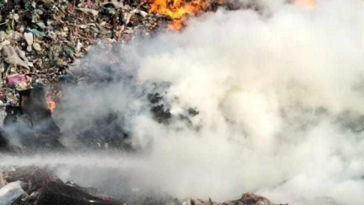 Arde o groapă de gunoi din Dâmbovița. Incendiul este al doilea din această săptămână