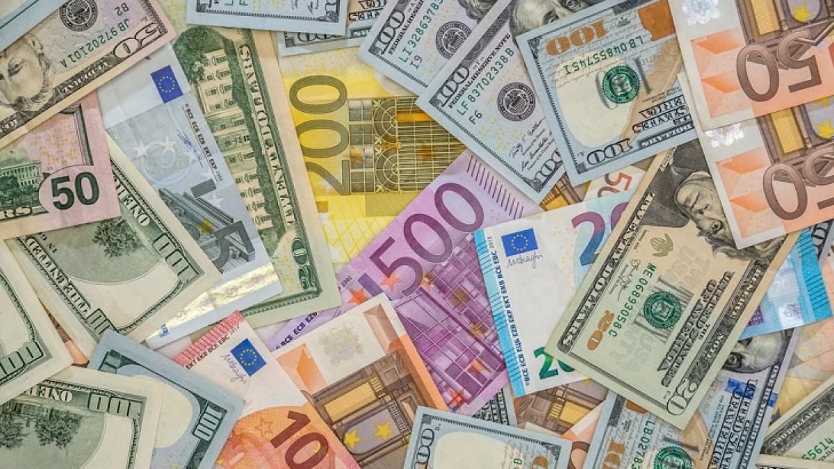 Zeci de mii de euro, aproape 100 de telefoane și un autoturism de lux, confiscate de la cămătari