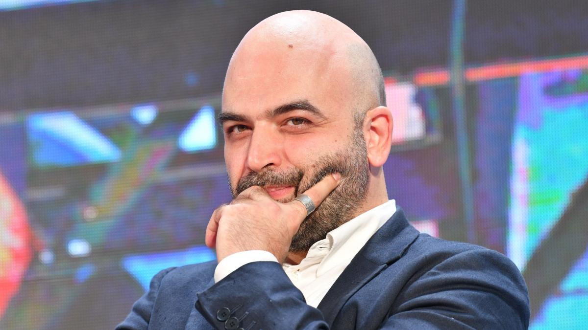 Roberto Saviano, un cunoscut jurnalist italian, amendat pentru că a insultat-o pe Giorgia Meloni pe tema migraţiei