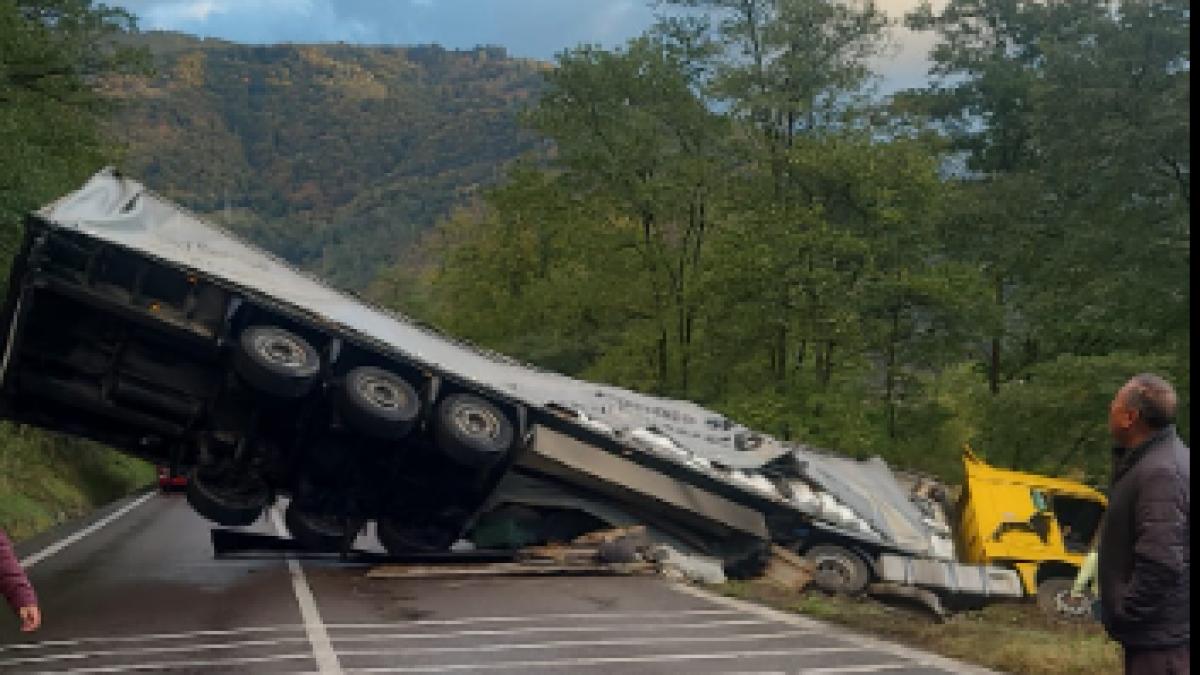 Accident cumplit pe Valea Oltului. Drumul este blocat la Câineni de un TIR