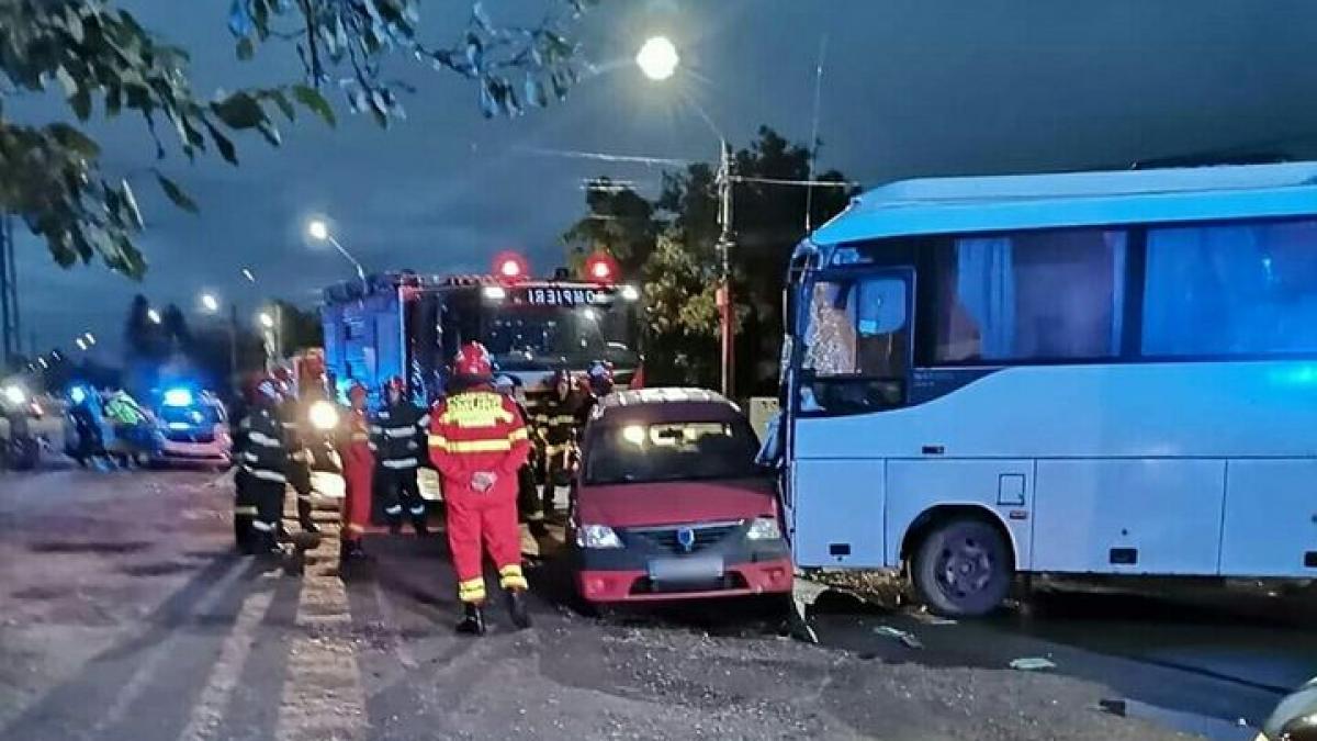 Accident între o autobasculantă și un microbuz pe DN 7 București - Titu. Traficul este blocat.