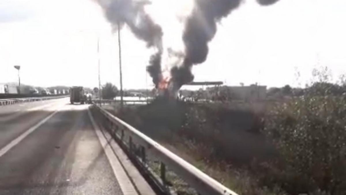 Un TIR a luat foc pe Autostrada A1, în județul Timiș