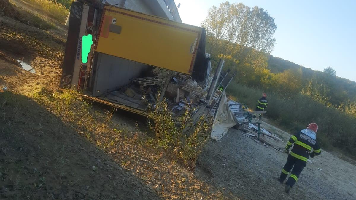 Vâlcea: Un TIR care transporta gresie a căzut de pe pod