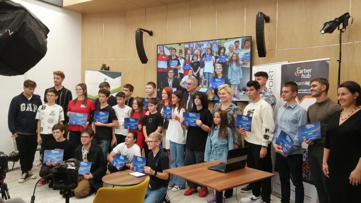 Elevii români, adevărați pionieri ai erei digitale. Proiectele lor redefinesc inovația, de la algoritmi complecși, la proiectarea 3D până la simulatoare de zbor