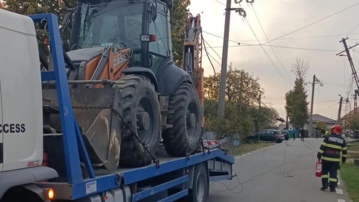 Cabluri de electricitate rupte de un tractor pe platformă, într-o comună din Argeș