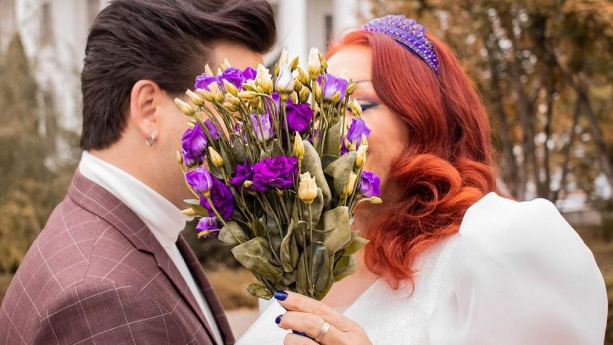 O mamă s-a căsătorit cu fiul ei adoptiv, cu 31 de ani mai tânăr decât ea
