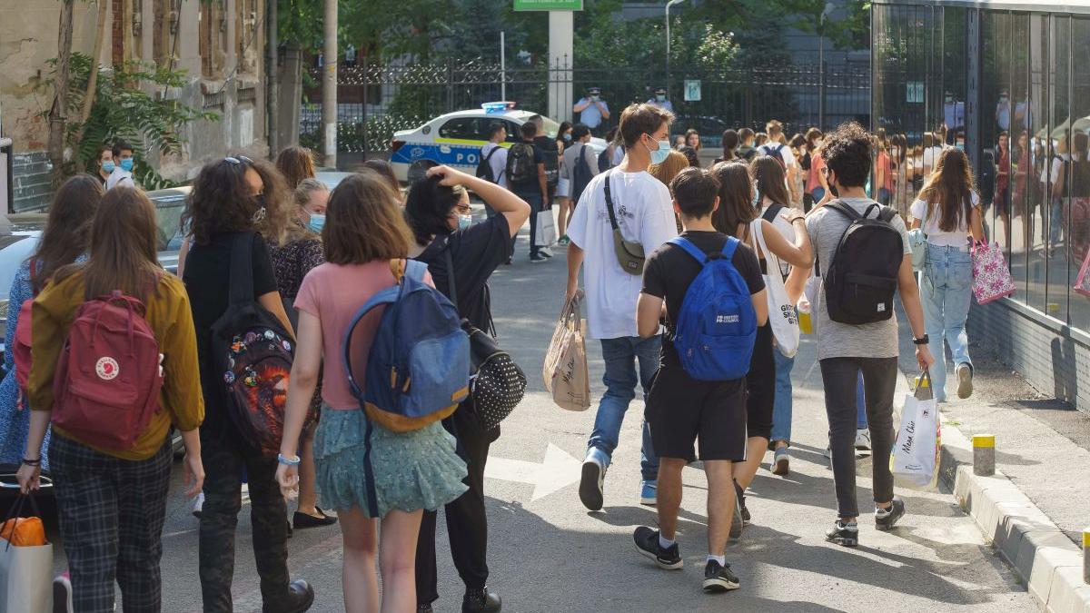 Elevii, plătiți să meargă la școală. Misterul burselor pentru media sub 5