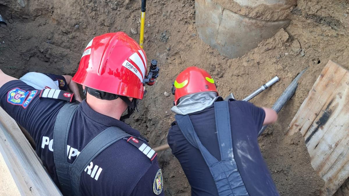 Tragedie în Argeș: Un muncitor care lucra la canalizare a fost prins sub un mal de pământ și a murit