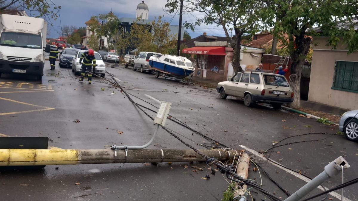 Furtuna face ravagii în județul Constanța. Copaci prăbușiți, stâlpi de electricitate căzuți pe șosea și mașini avariate