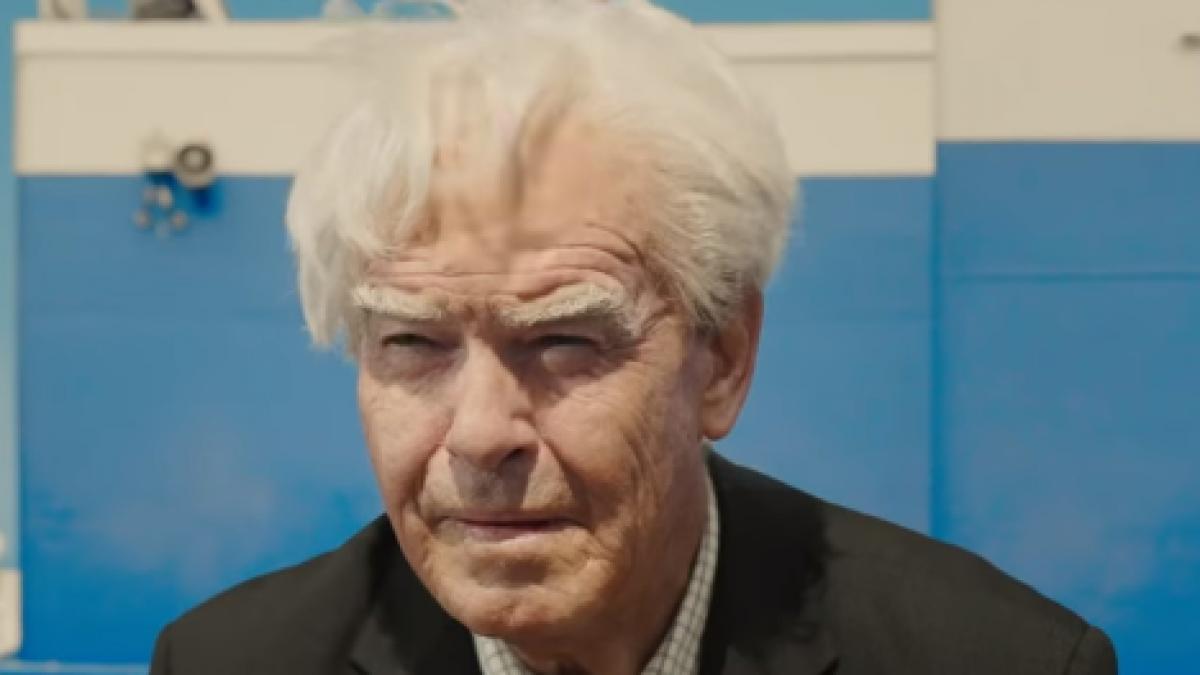 Pierce Brosnan, de nerecunoscut în rolul veteranului Artie Crawford, din cel mai recent film, The Last Rifleman