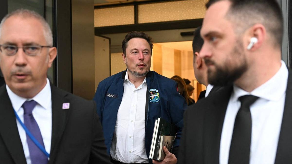 Elon Musk a lansat chatbotul Grok prin care încearcă să rivalizeze cu ChatGPT