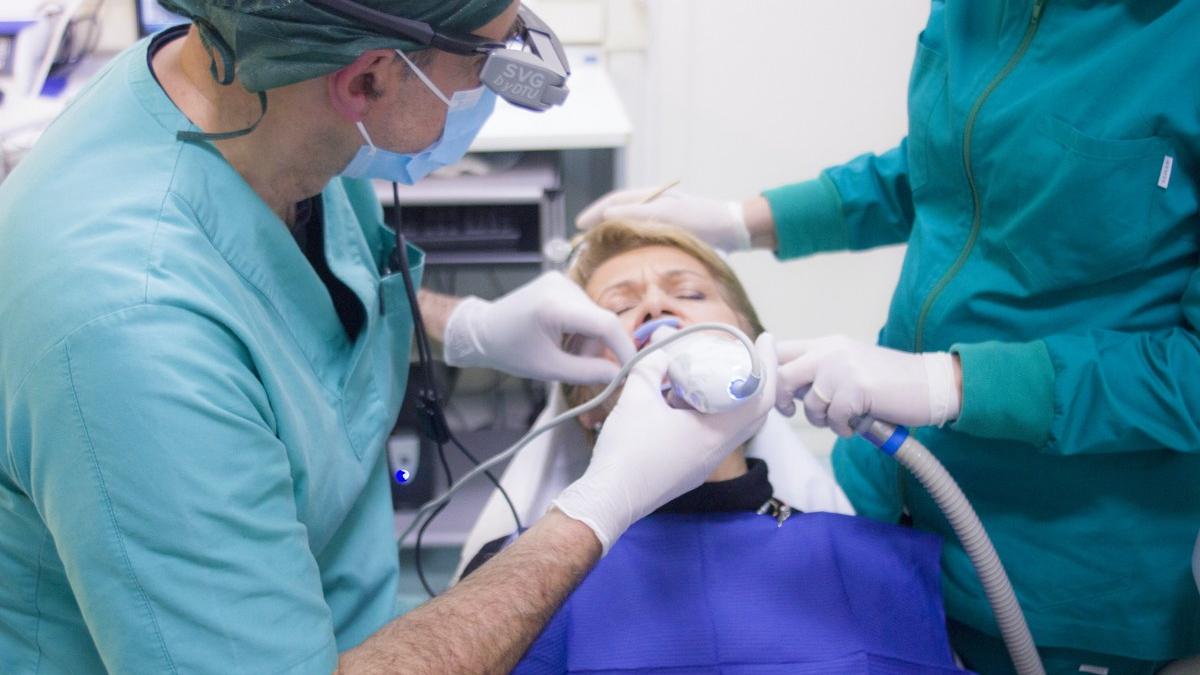Copiii diagnosticați cu tulburări din spectrul autist vor avea tratamente stomatologice gratuite