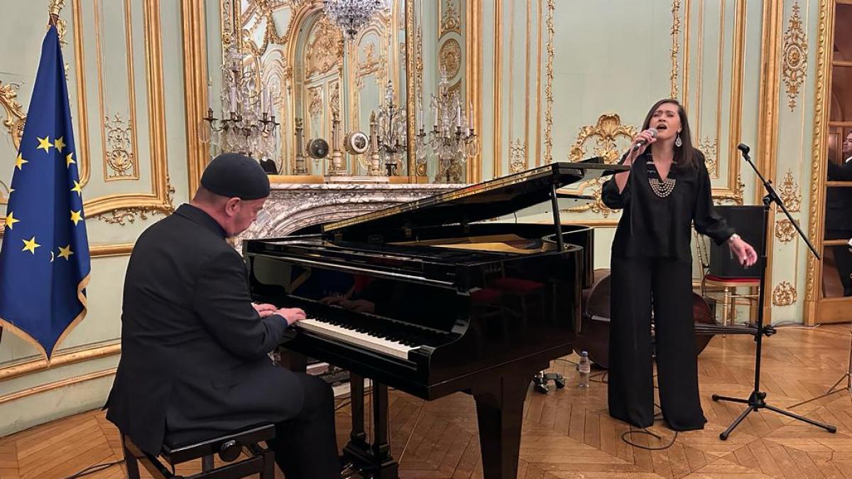 Muzicieni români ovaționați la Paris, cu ocazia alegerii ambasadoarei României Simona Miculescu în  funcția de președinte al UNESCO