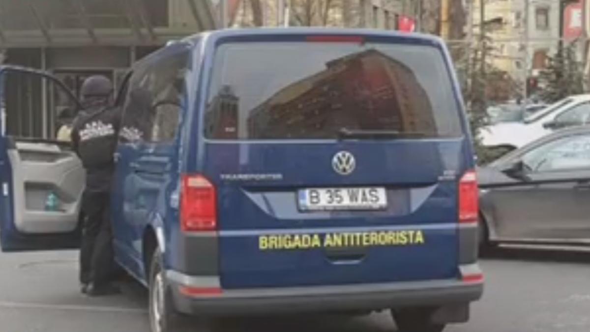 Amenințare cu bombă în Arad.O fosta judecătoare a sunat la 112 şi a anunţat că un dispozitiv străin ar fi fost montat pe una dintre maşinile sale