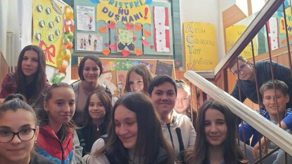 Profesorii-eroi ai României: A bătut din ușă-n ușă, ca să-i aducă pe copii la școală 