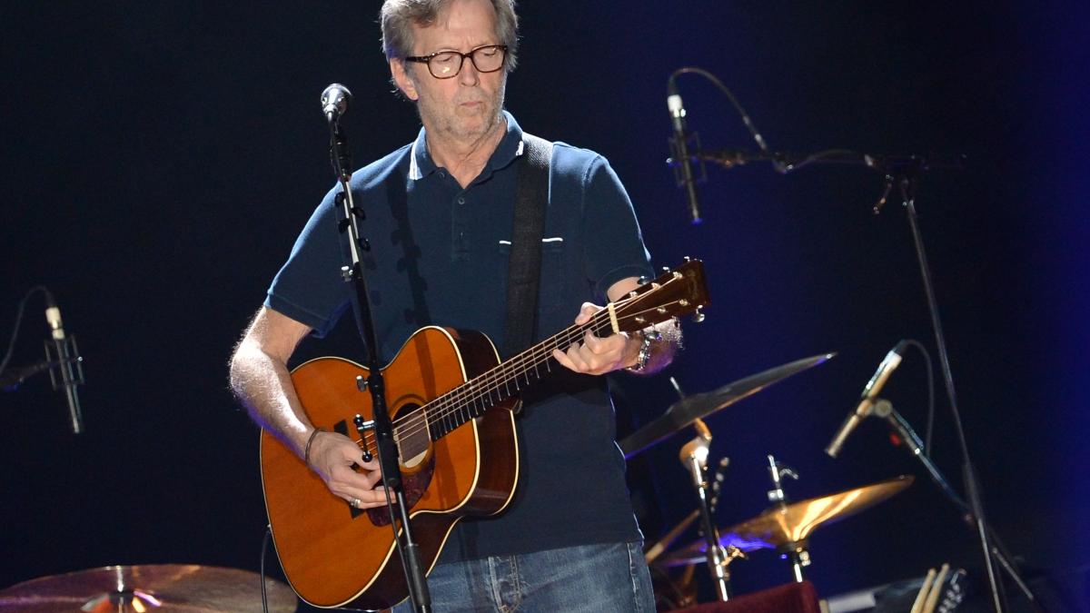 O chitară care i-a aparţinut lui Eric Clapton, vândută la licitaţie cu peste un milion de dolari