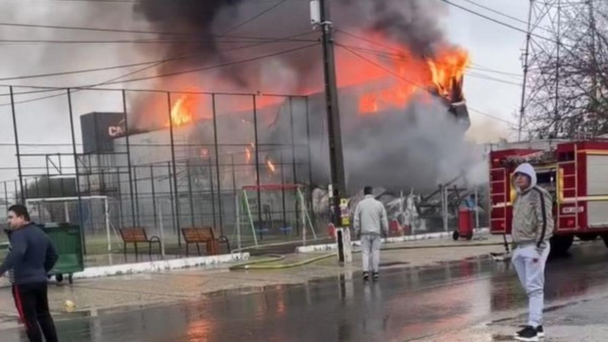Incendiu puternic la o hală din Dâmbovița. A fost emis mesaj Ro-Alert