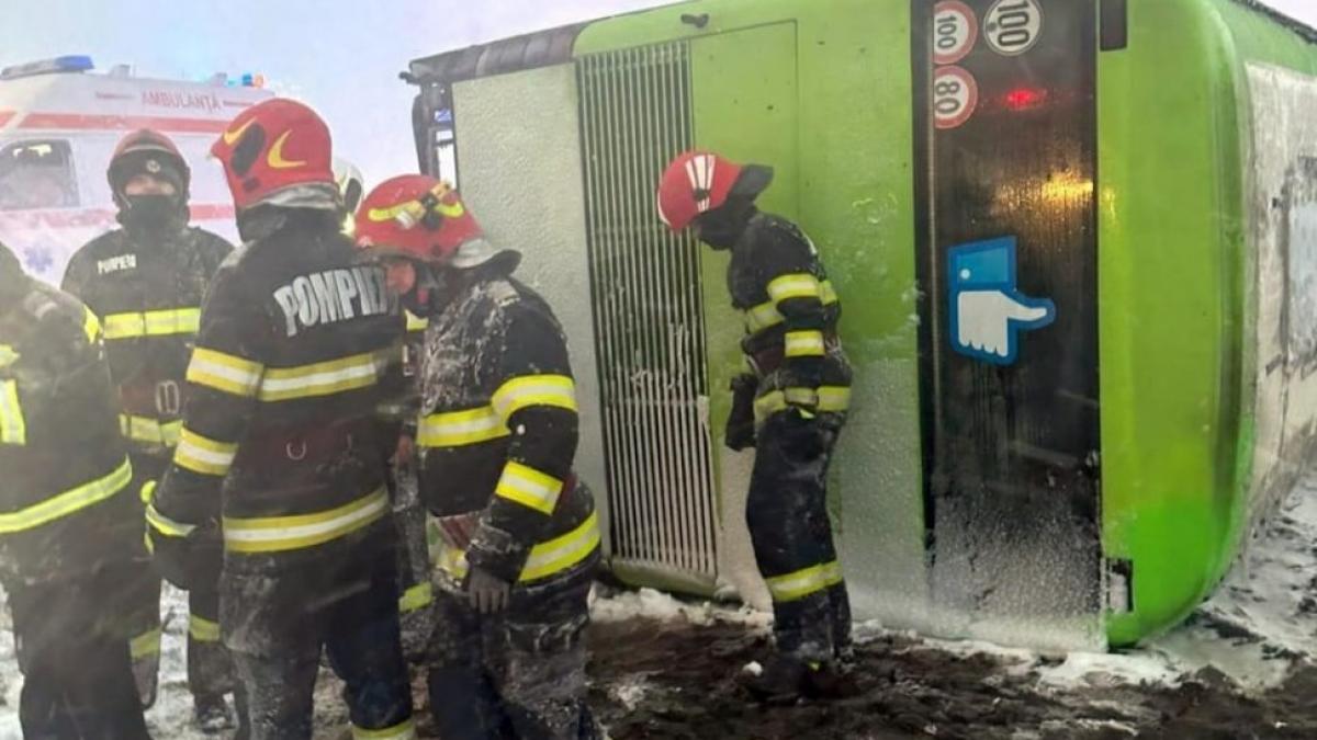 Planul Roșu de intervenție, activat în Ialomița. Un autocar cu 40 de pasageri s-a răsturnat