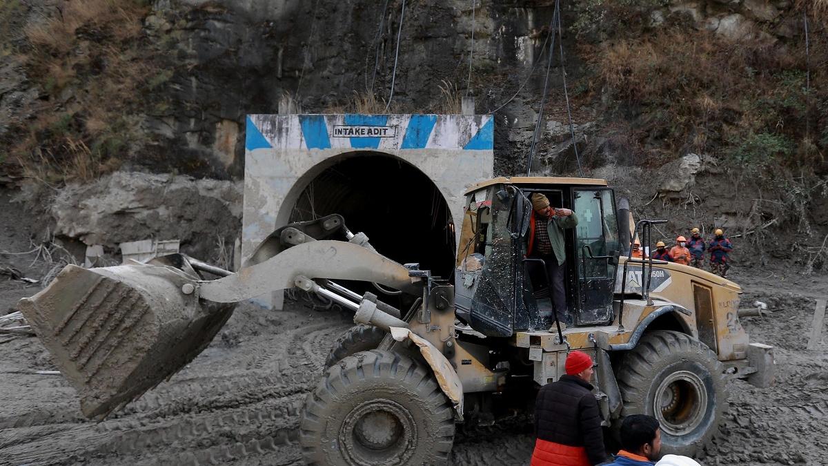 Salvatorii bărbaților prinși în tunelul prăbușit în India, împiedicați de vremea rea