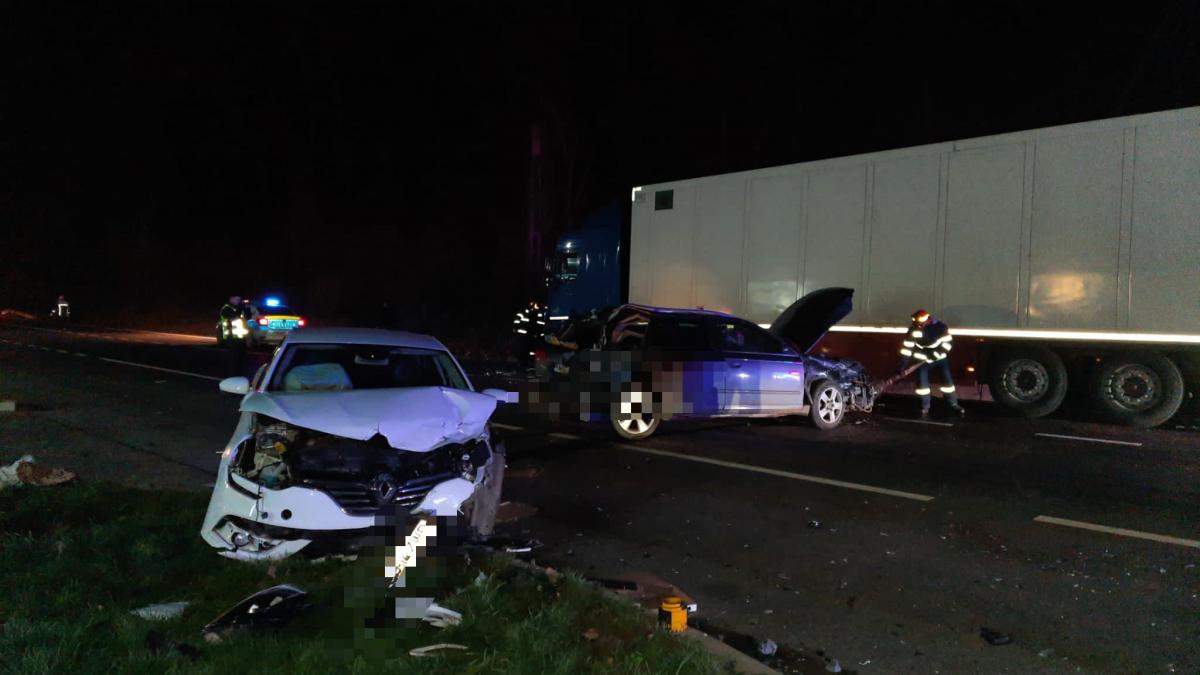 Accident cu un TIR și două autoturisme. Mai multe victime, printre care doi copii, transportate de urgență la spital 