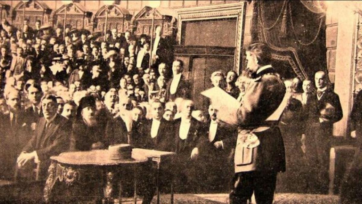 Prima Constituție adoptată după Unirea din 1918. Străinii nu puteau deține imobile rurale sau funcții în stat, iar Regele avea atât puteri legislative, cât și executive