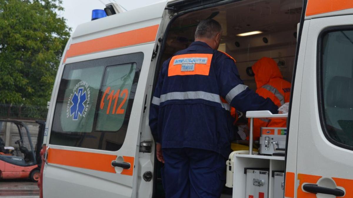 Bărbat de 84 de ani, cu arsuri grave după ce o butelie a explodat în apartament