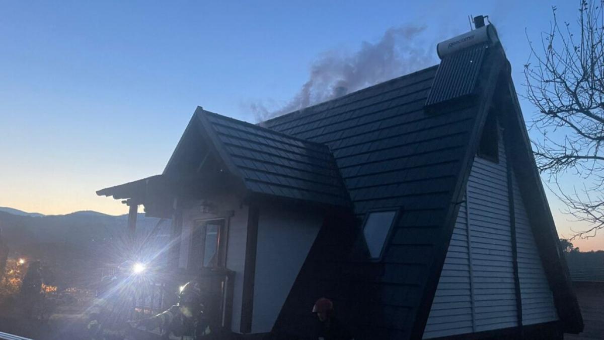 O cabană din Rășinari, județul Sibiu, a luat foc